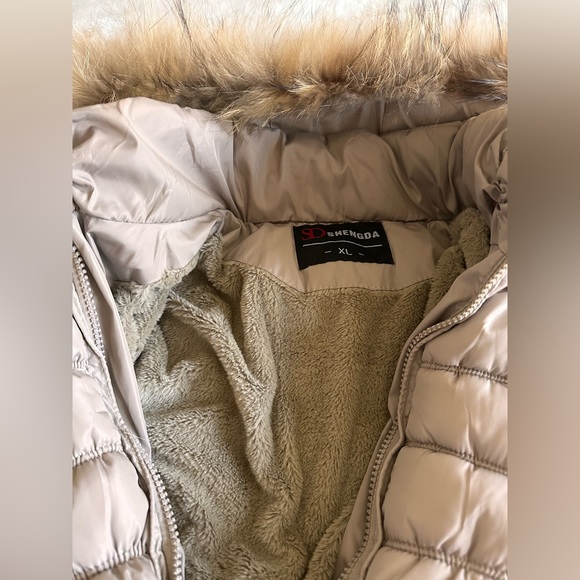 Like new!! Beige puffer jacket. - Picture 4 of 7